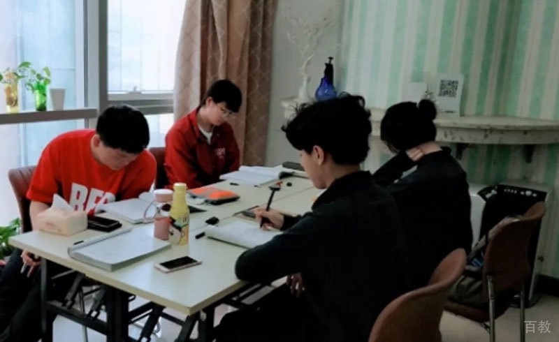 郑州森泉语学院_学员们一起学习