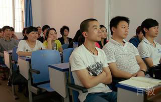 同学们认真听课
