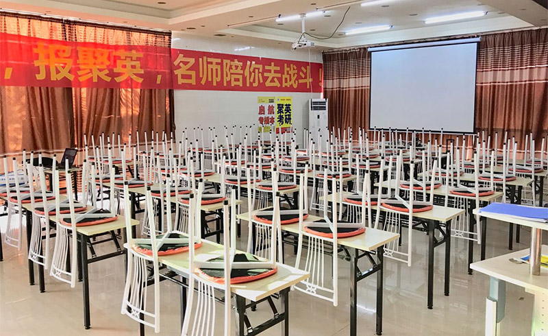 重庆聚英聚创考研宽敞明亮的大教室