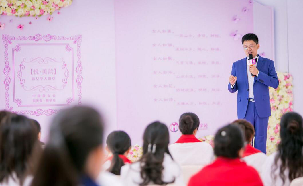上海新华礼仪培训_华英雄说礼