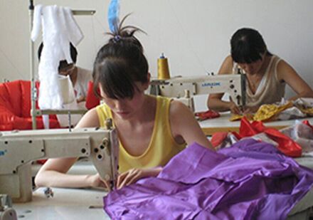 北京华文服装职业学院缝制班学生