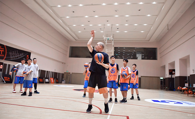 老师现场指导学生投篮