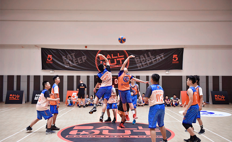 北京五星体育正在打篮球的学生