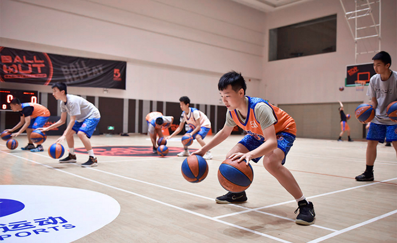 北京五星体育双手练习篮球的学生