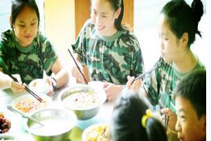 南京东方西点军事夏令营共进午餐