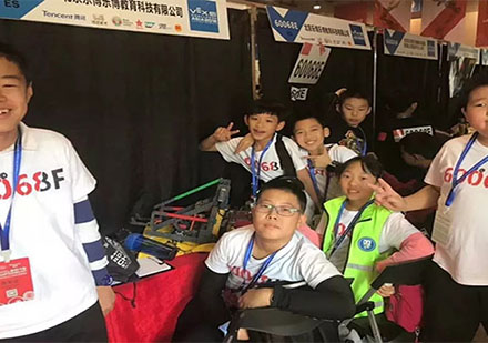 北京乐博乐博教育参加机器人大赛的学生