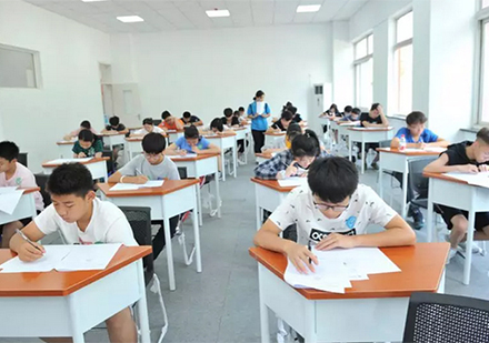 北京中育贝拉国际高中学生考试情形