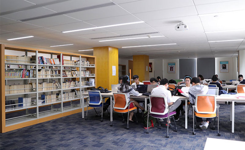 成都美联国际高中图书室
