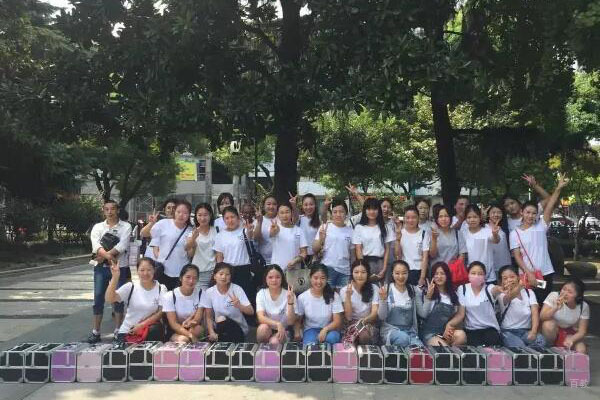 南京艾尼斯教育_学生郊游
