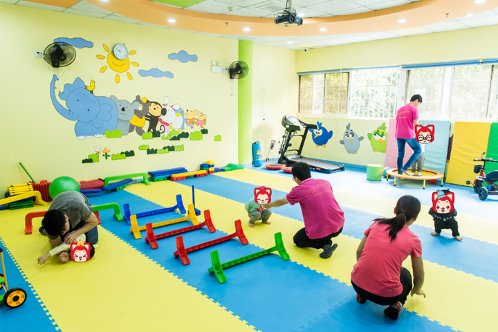 厦门康语儿童智能康复中心感统训练老师教学场景