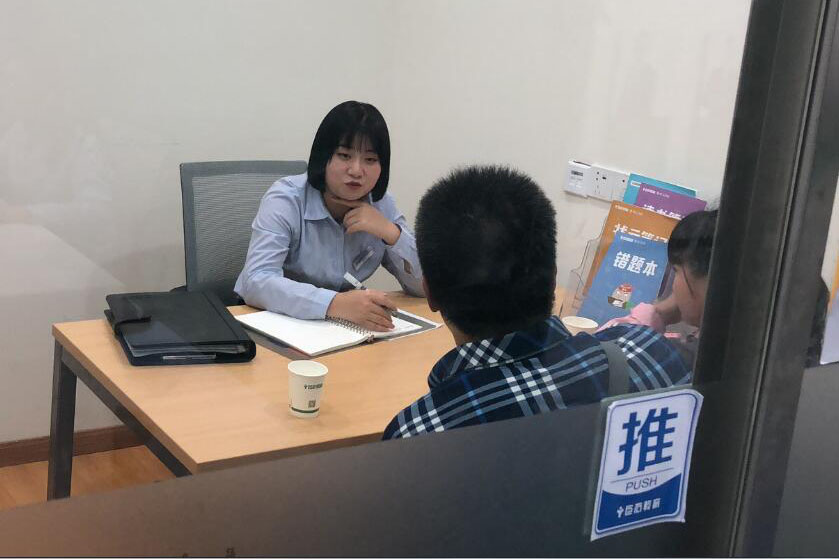 南京巨石教育家长带孩子咨询