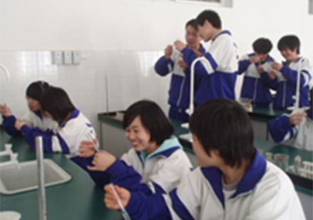 北京剑桥中学国际学校实验室学生