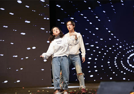 北京星城街舞培训登上表演舞台的学生