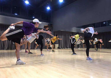 北京星城街舞培训教学环境与练习舞蹈的学生