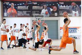 杭州USBA美国篮球学院做投篮动作训练
