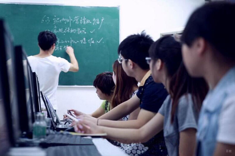 学生认真听课