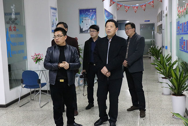 杭州一扇门电商_为县区领导解说
