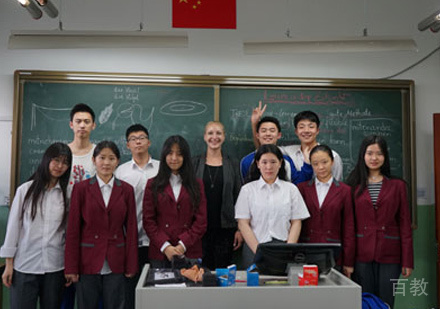 北京新亚中学国际部师生合影