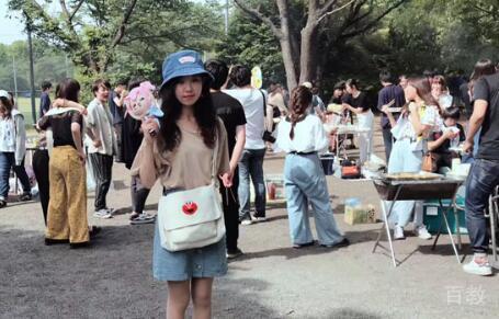 学生野外烧烤