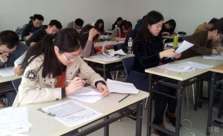 上海海岸线留学_校内举行考试