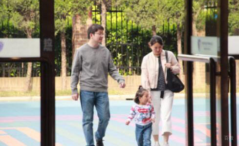 上海常青藤国际学校_父母带着孩子来试听