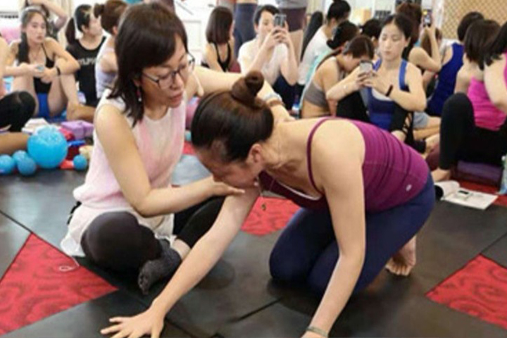 北京邱源瑜伽培训学校纠正指导