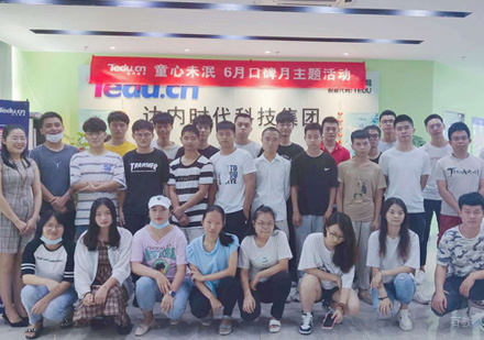 厦门达内教育_学员前台合影