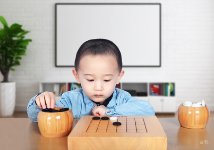 孩子围棋学习场景