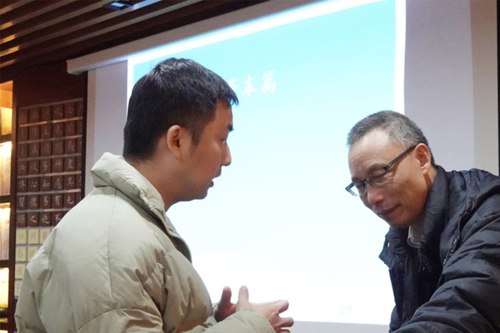 上海BOSS商学院学员在向老师请教问题