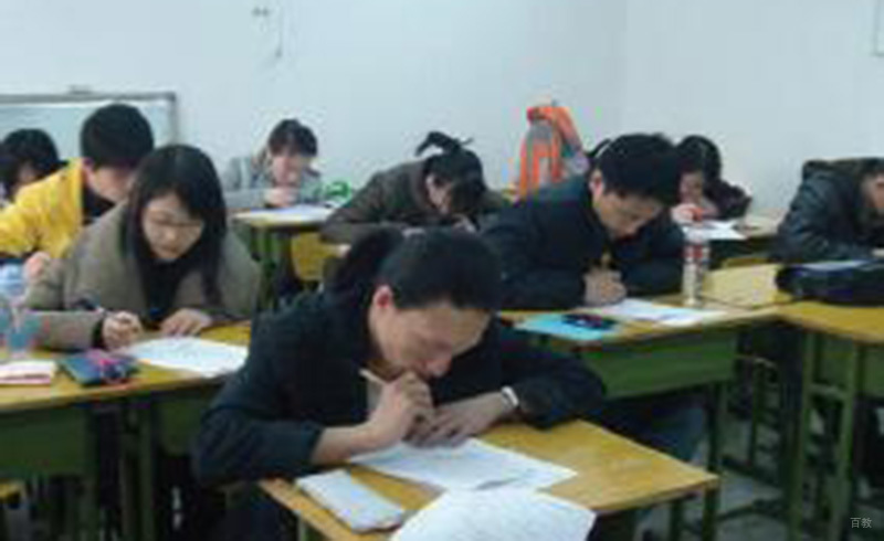 广州聚创考研_学员认真学习