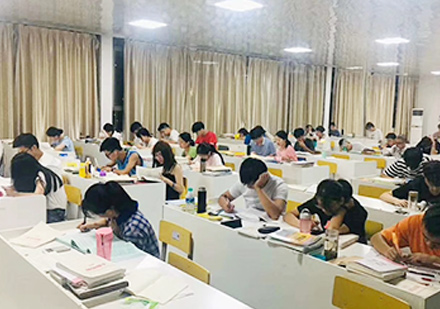 西安中公考研学员课堂学习场景