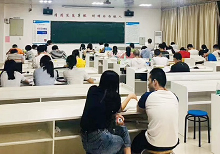 西安中公考研_学员课堂学习场景