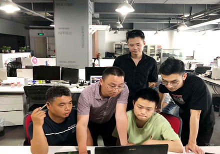 郑州绿洲同济教育_老师为学员进行课后讲解