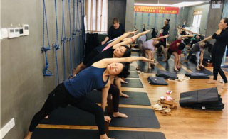 上海IYoga瑜伽教培中心课堂练习