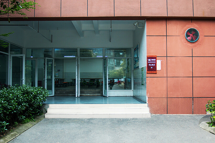 学生餐厅大门