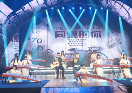 福州昌南琴行_晚会学员进行古筝表演