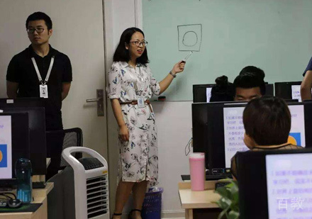 老师课堂上课场景