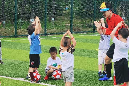 北京红黑骑士青少年足球培训娱乐方式教导