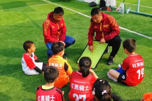 北京红黑骑士青少年足球培训老师认真指导