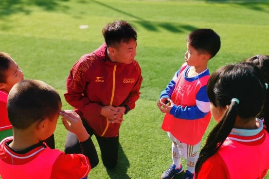 北京红黑骑士青少年足球培训老师跟随指导