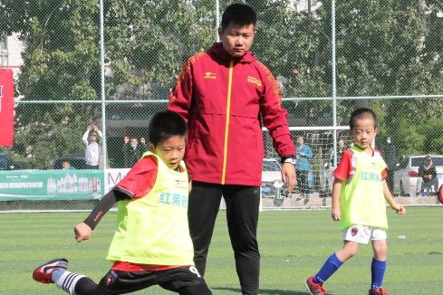 北京红黑骑士青少年足球培训_老师细心教导