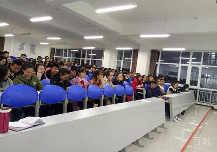 校区报名学员上课场景
