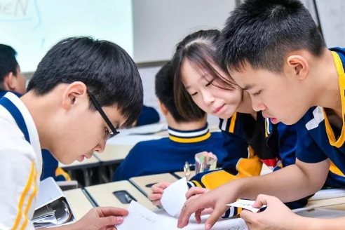 北京新东方国际双语学校学生讨论问题