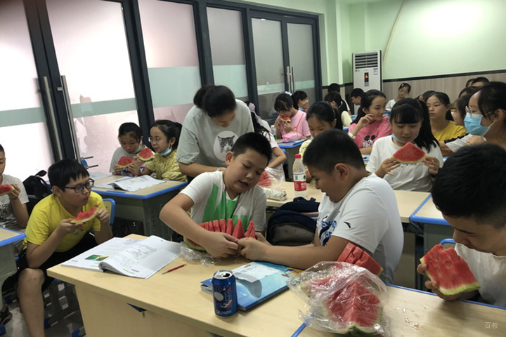 成都丹秋名-师堂_学生吃西瓜