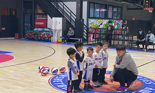 北京USBA美国篮球学院教练为学员讲课