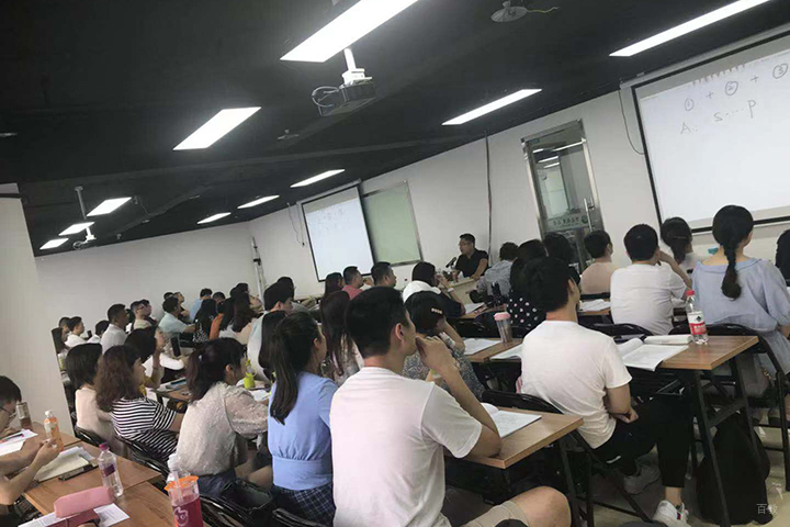 在培训的学员