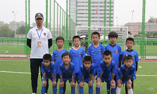北京红黑骑士青少年足球俱乐部_教练和学员合影