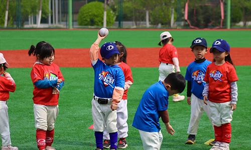 北京迪百特美式国际棒球棒球学员室外上课