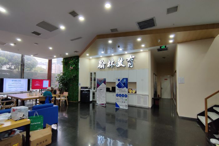 干净的学校大厅