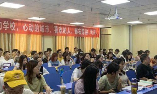 学生们听讲
